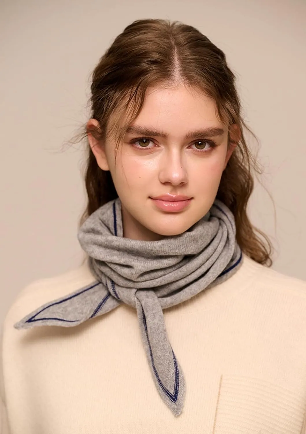 Diamond-Shaped Small Neck Scarf 30% Cashmere & 70% Wool, Soft Warm Knitted Collar Cross Neck Triangle Scarf for Women Girls, Spring Autumn Versatile Neckerchief Short Knit Collar Scarves, Gift Grey
