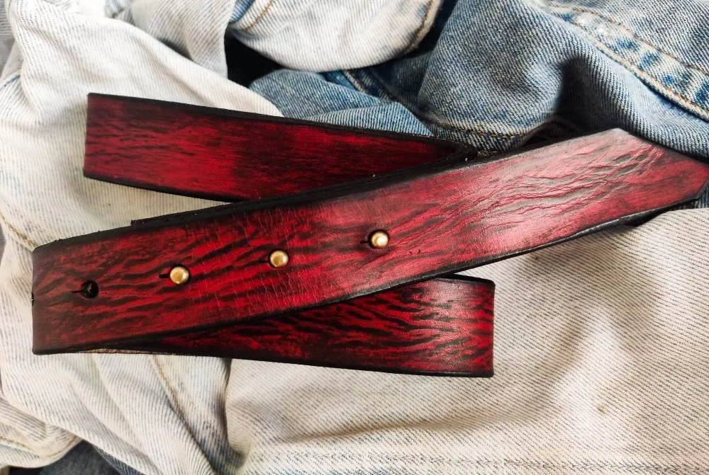 Red and Black Wash Buckleless Belt - Stylish and Comfortable Accessory for Any Outfit