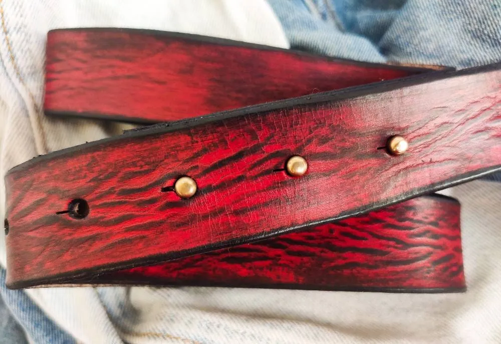 Red and Black Wash Buckleless Belt - Stylish and Comfortable Accessory for Any Outfit
